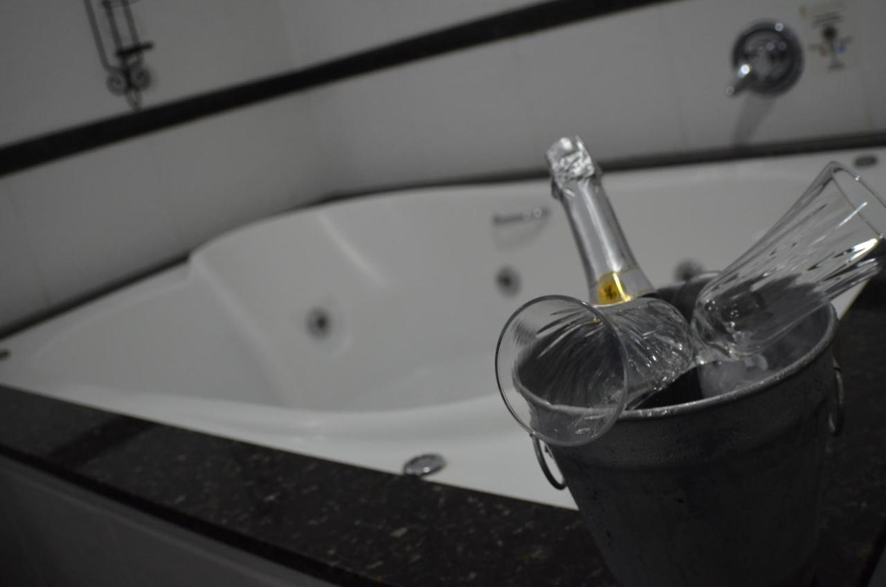 Constantino Hotel E Eventos Жуиз де Фора Екстериор снимка A bottle of champagne in a champagne bucket