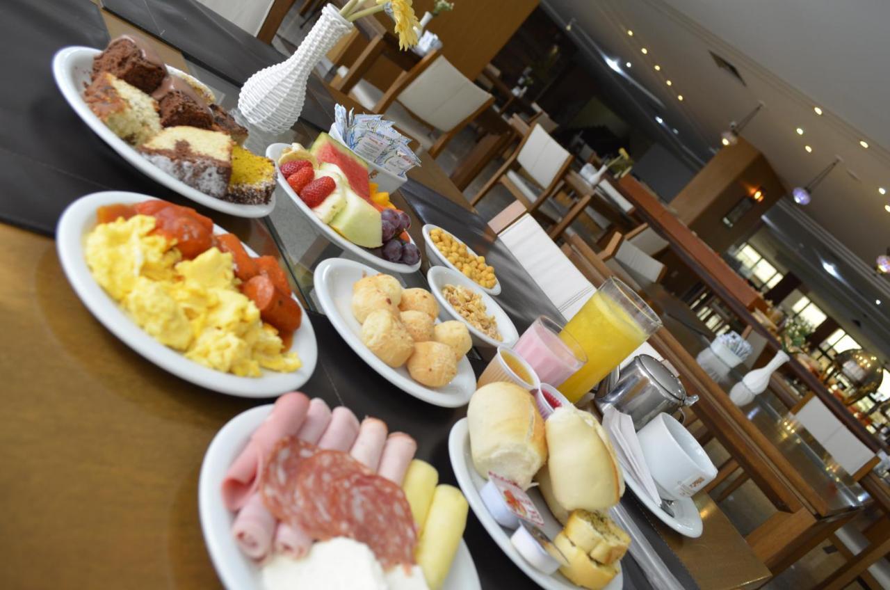 Constantino Hotel E Eventos Жуиз де Фора Екстериор снимка A breakfast buffet