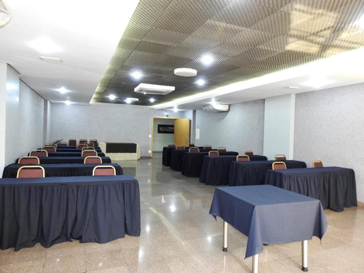 Constantino Hotel E Eventos Жуиз де Фора Екстериор снимка A conference room at the hotel