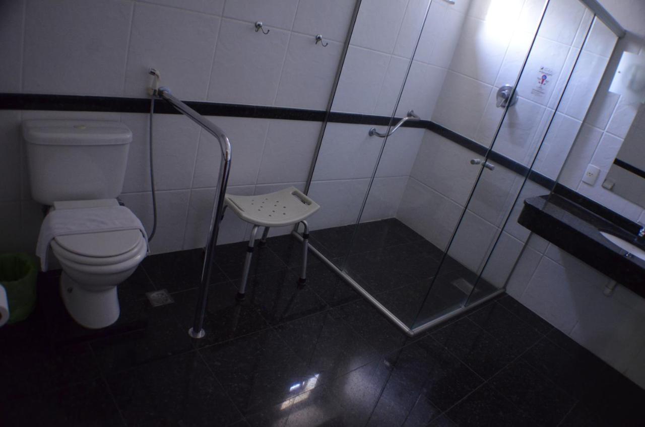 Constantino Hotel E Eventos Жуиз де Фора Екстериор снимка Bathroom with a shower seat