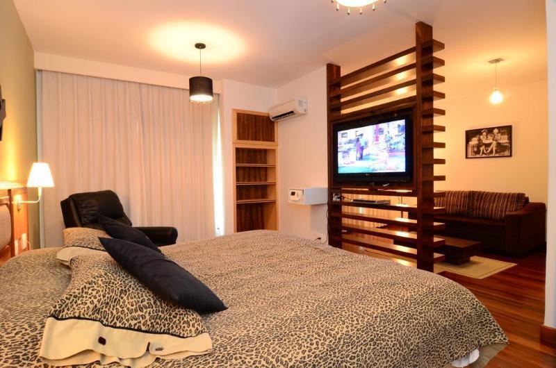 Constantino Hotel E Eventos Жуиз де Фора Екстериор снимка A bedroom with a television