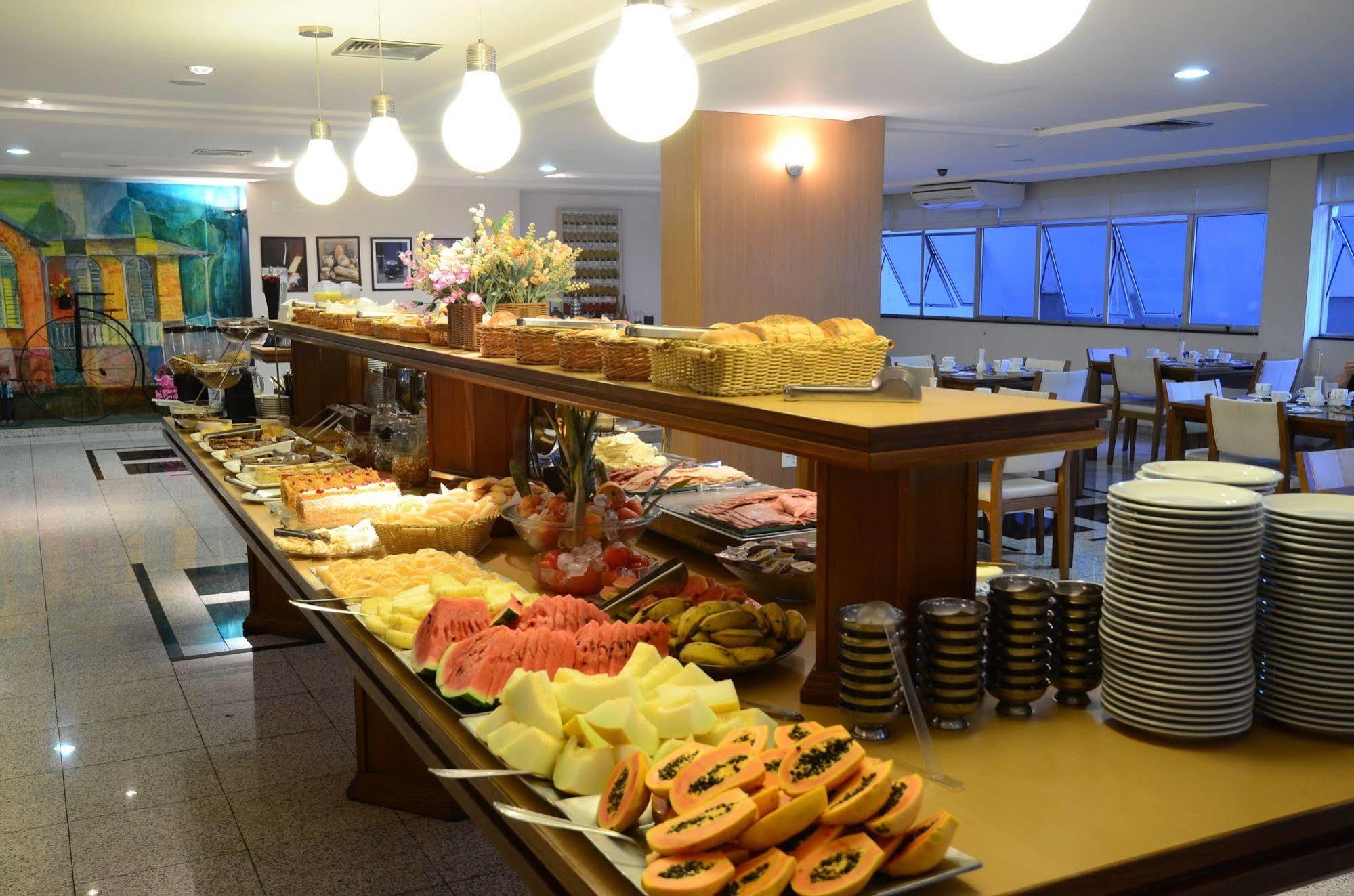 Constantino Hotel E Eventos Жуиз де Фора Екстериор снимка A buffet at a hotel